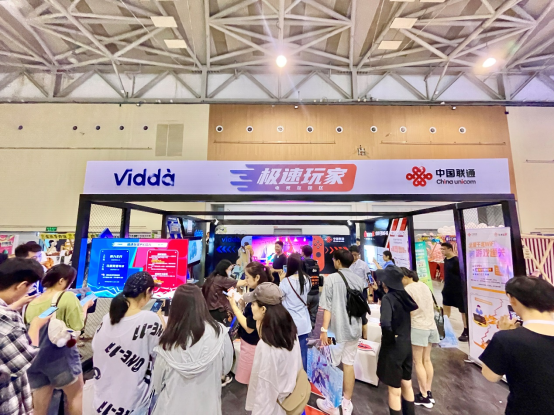 Coser都来打卡了!青岛动漫展Vidda百吋巨屏成“网红” - 第1张 - 皮皮推 Coser都来打卡了!青岛动漫展Vidda百吋巨屏成“网红” - 第1张