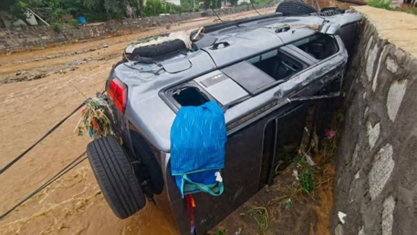 方程豹奖励见义勇为车主 越野新王硬核安全筑起生命防线